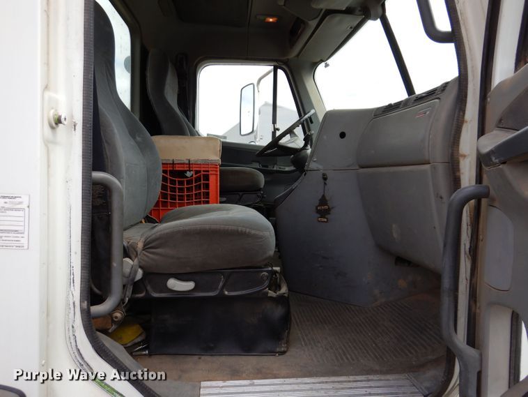 image for item KN9968 2005 Freightliner Columbia  semi truck