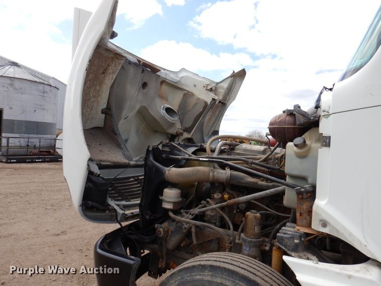 image for item KN9968 2005 Freightliner Columbia  semi truck