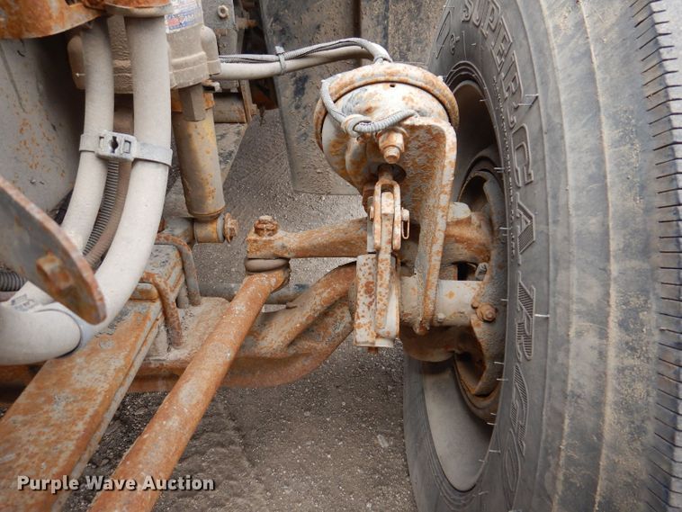 image for item KN9968 2005 Freightliner Columbia  semi truck