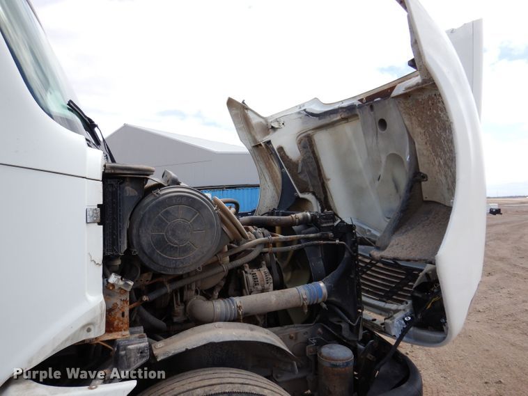 image for item KN9968 2005 Freightliner Columbia  semi truck