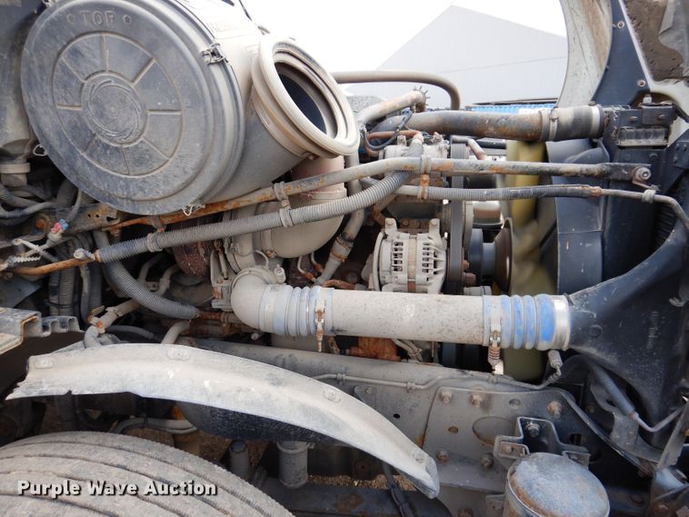 image for item KN9968 2005 Freightliner Columbia  semi truck