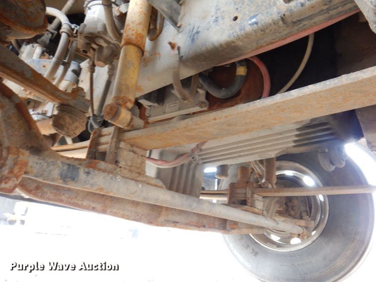 image for item KN9968 2005 Freightliner Columbia  semi truck