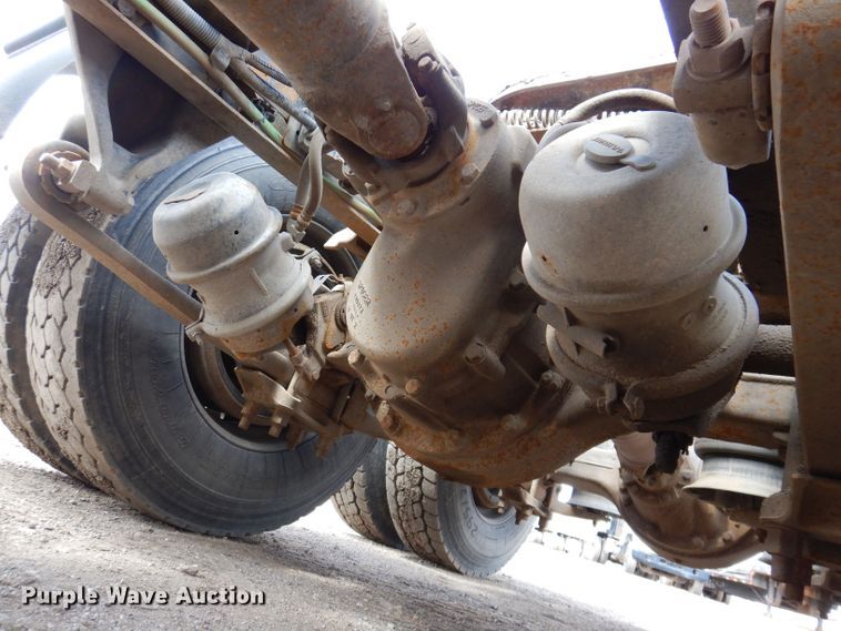 image for item KN9968 2005 Freightliner Columbia  semi truck