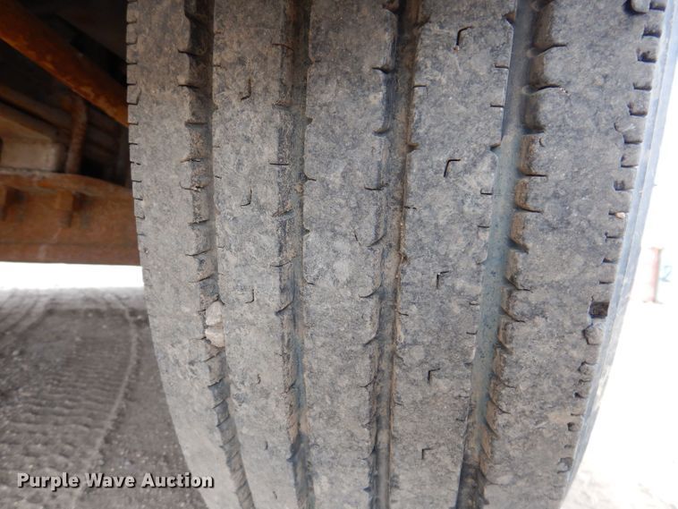 image for item KN9968 2005 Freightliner Columbia  semi truck