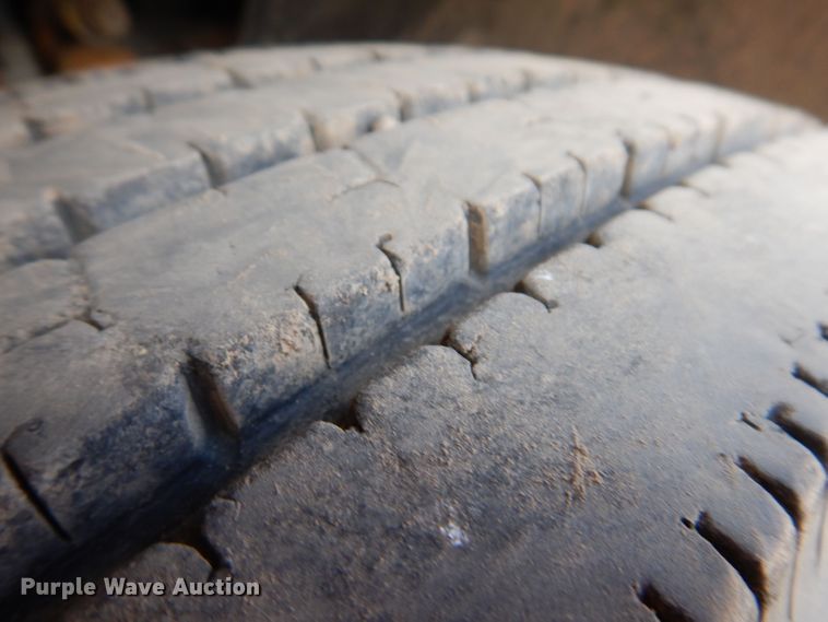 image for item KN9968 2005 Freightliner Columbia  semi truck