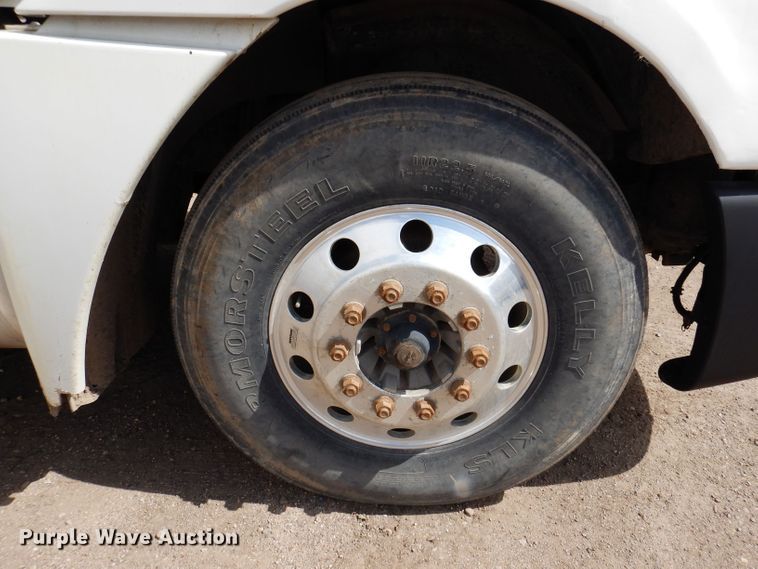 image for item KN9968 2005 Freightliner Columbia  semi truck