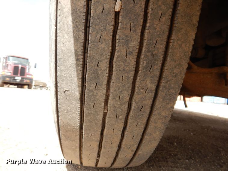 image for item KN9968 2005 Freightliner Columbia  semi truck