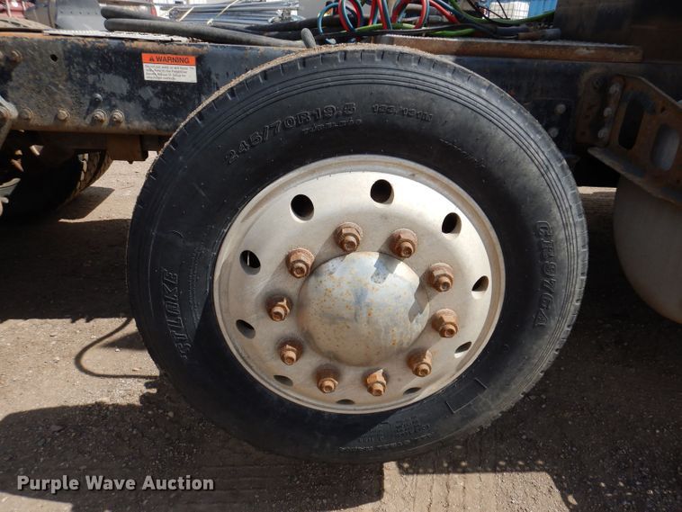 image for item KN9968 2005 Freightliner Columbia  semi truck