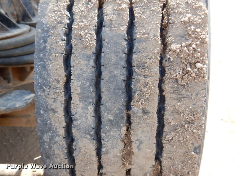 image for item KN9968 2005 Freightliner Columbia  semi truck