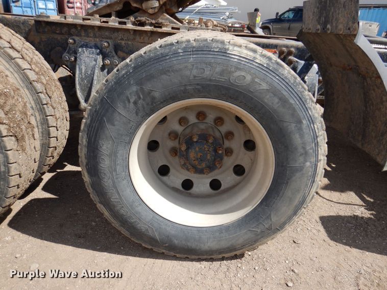 image for item KN9968 2005 Freightliner Columbia  semi truck