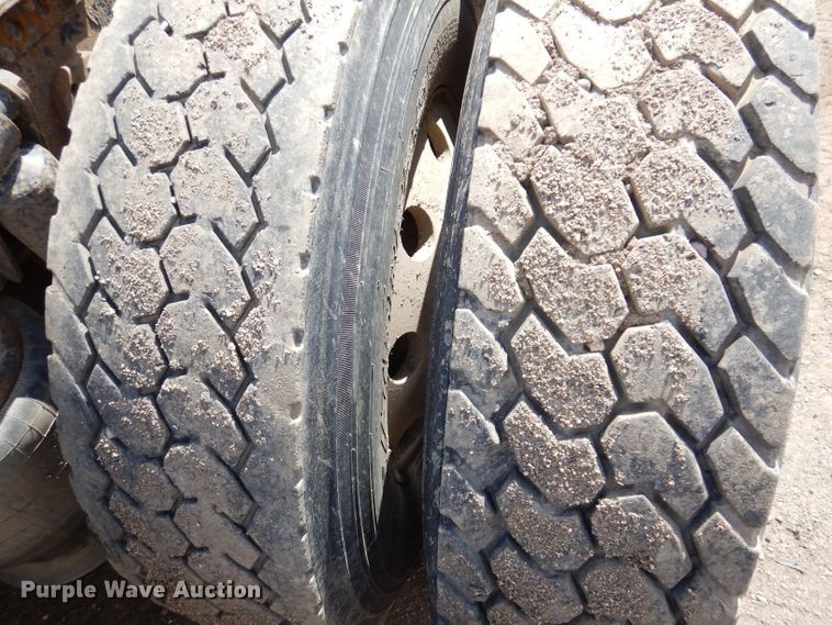 image for item KN9968 2005 Freightliner Columbia  semi truck