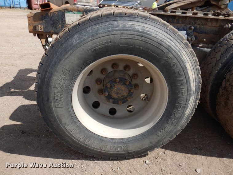 image for item KN9968 2005 Freightliner Columbia  semi truck