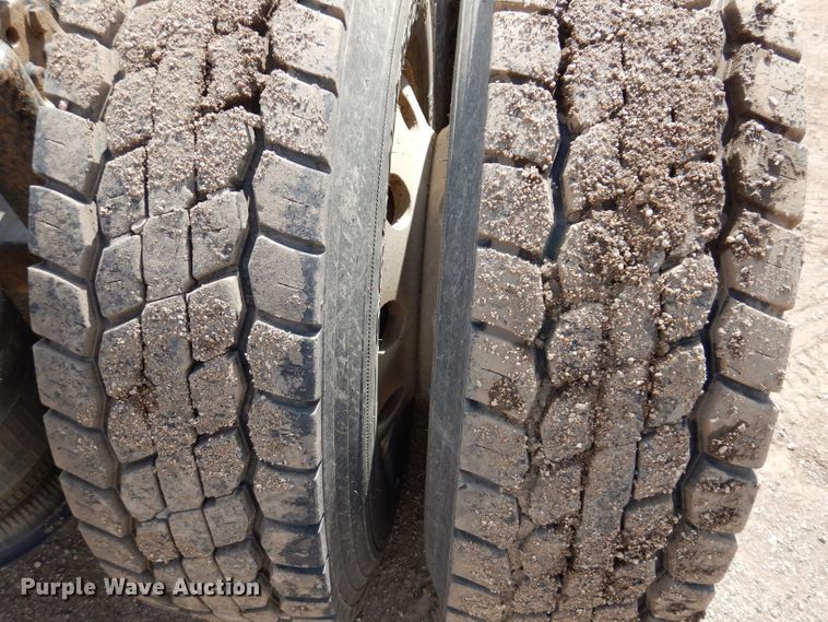 image for item KN9968 2005 Freightliner Columbia  semi truck