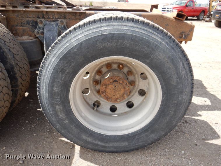 image for item KN9968 2005 Freightliner Columbia  semi truck