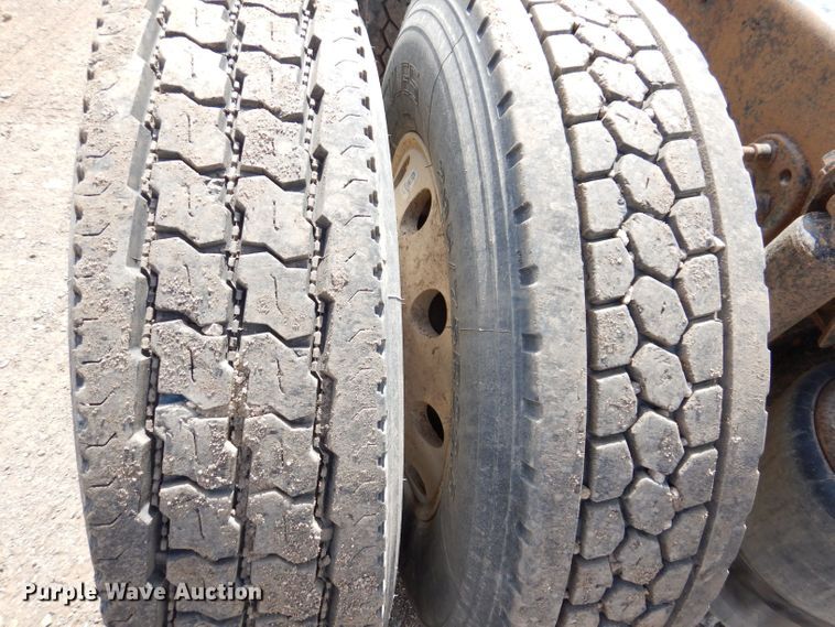 image for item KN9968 2005 Freightliner Columbia  semi truck