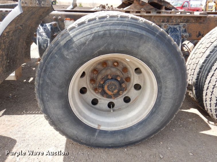 image for item KN9968 2005 Freightliner Columbia  semi truck