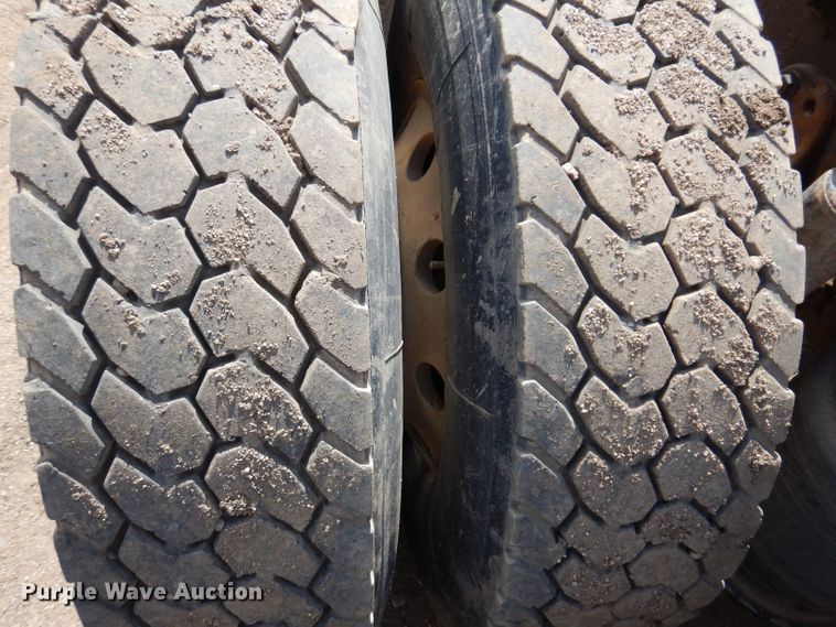 image for item KN9968 2005 Freightliner Columbia  semi truck