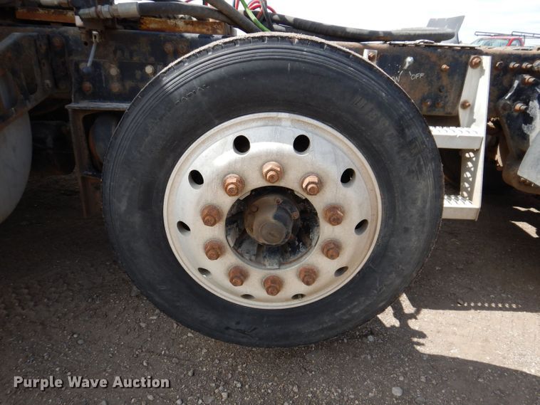 image for item KN9968 2005 Freightliner Columbia  semi truck