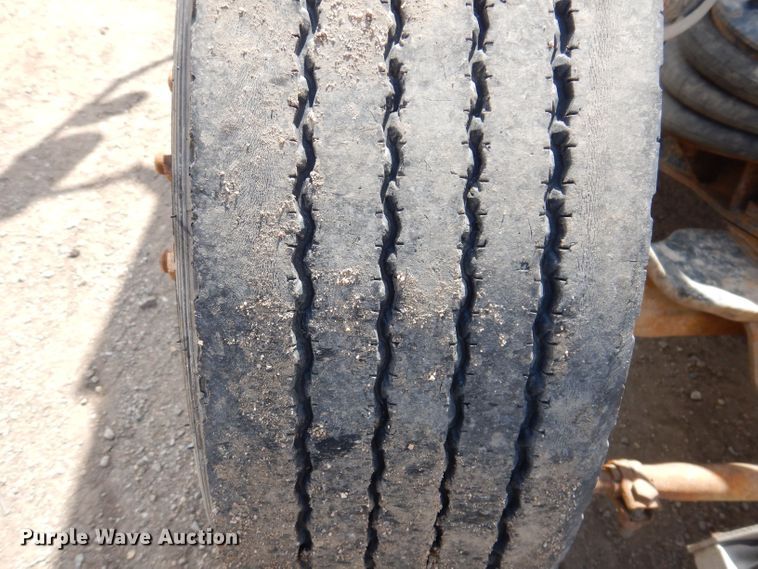 image for item KN9968 2005 Freightliner Columbia  semi truck