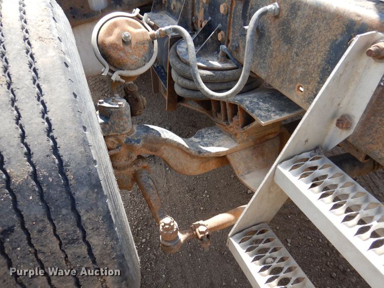 image for item KN9968 2005 Freightliner Columbia  semi truck