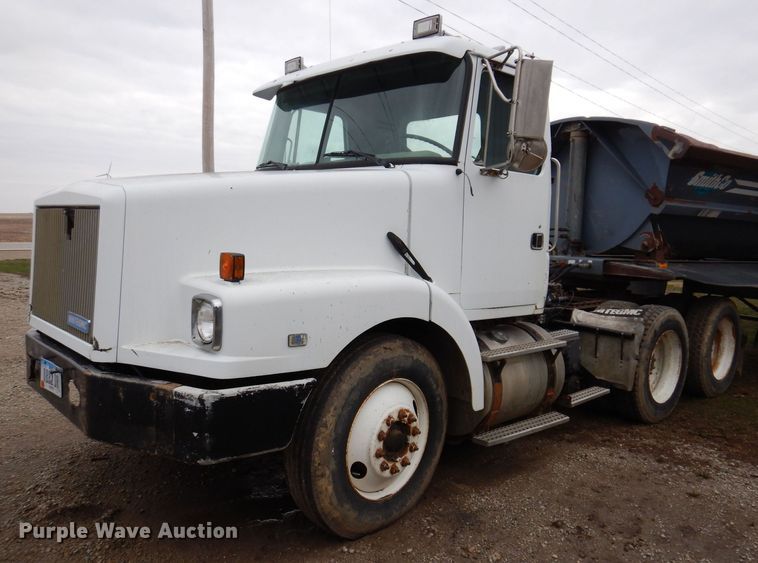 image for item KN9989 1994 White GMC WG  semi truck