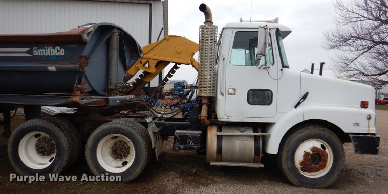 image for item KN9989 1994 White GMC WG  semi truck