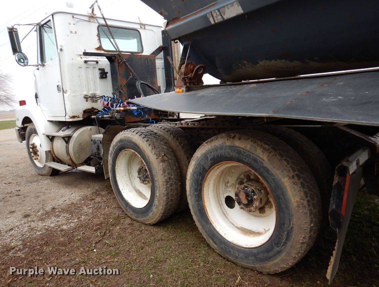 image for item KN9989 1994 White GMC WG  semi truck