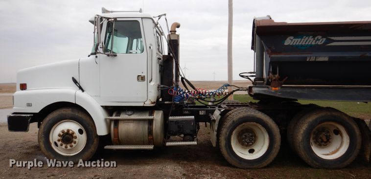 image for item KN9989 1994 White GMC WG  semi truck