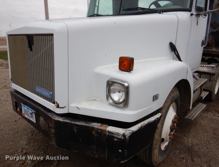 image for item KN9989 1994 White GMC WG  semi truck