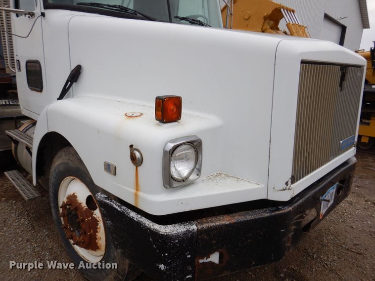 image for item KN9989 1994 White GMC WG  semi truck