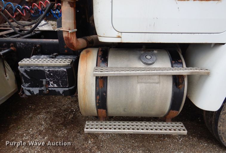 image for item KN9989 1994 White GMC WG  semi truck