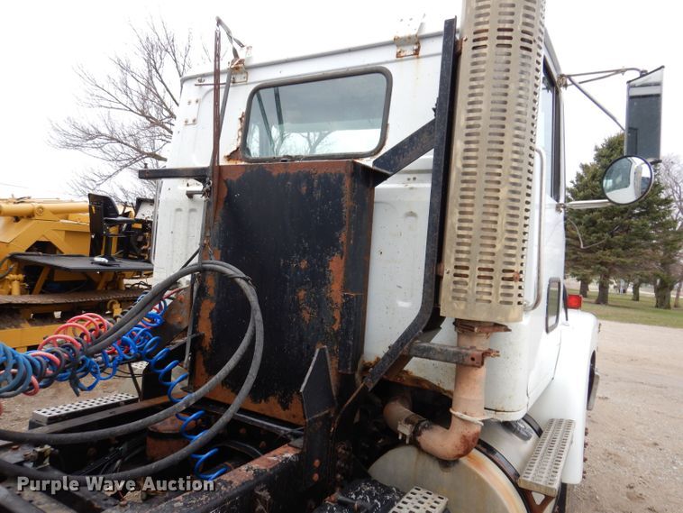 image for item KN9989 1994 White GMC WG  semi truck