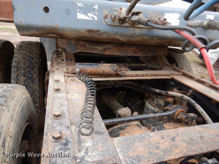 image for item KN9989 1994 White GMC WG  semi truck