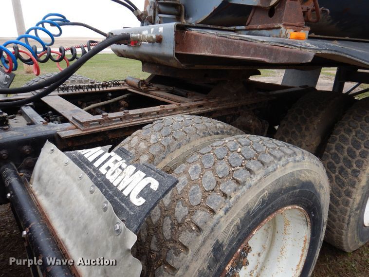 image for item KN9989 1994 White GMC WG  semi truck