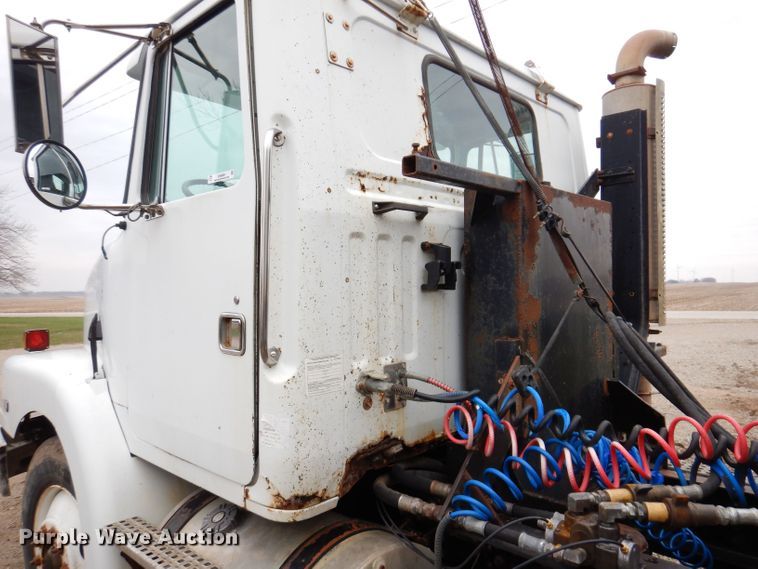 image for item KN9989 1994 White GMC WG  semi truck