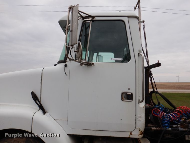 image for item KN9989 1994 White GMC WG  semi truck
