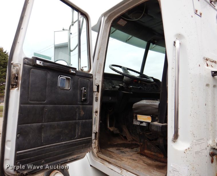 image for item KN9989 1994 White GMC WG  semi truck