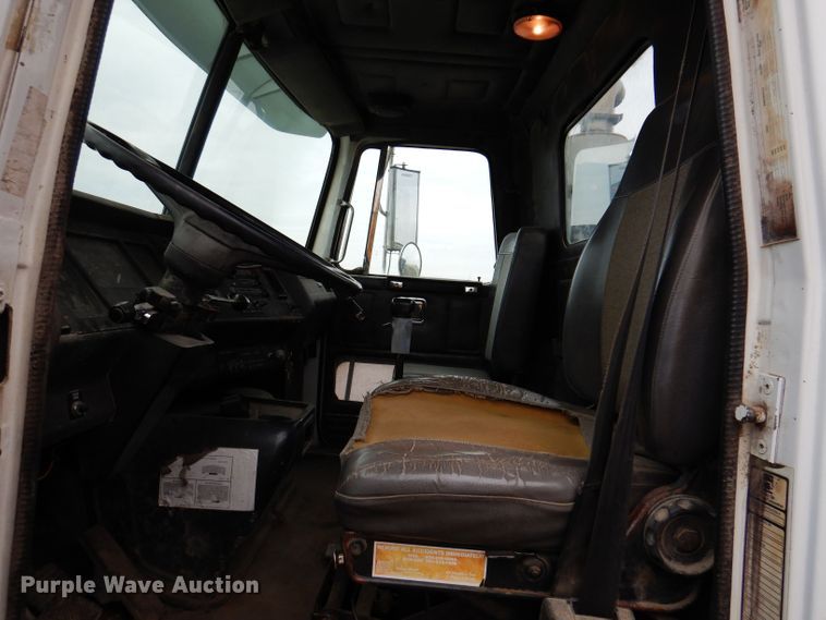 image for item KN9989 1994 White GMC WG  semi truck