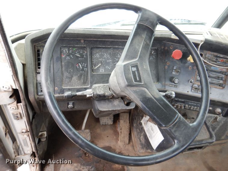 image for item KN9989 1994 White GMC WG  semi truck