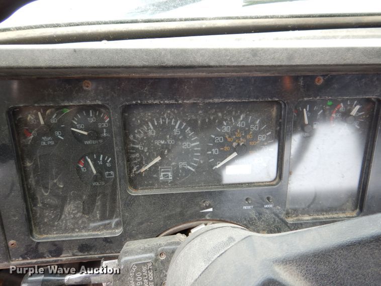 image for item KN9989 1994 White GMC WG  semi truck