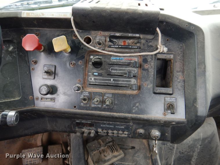 image for item KN9989 1994 White GMC WG  semi truck