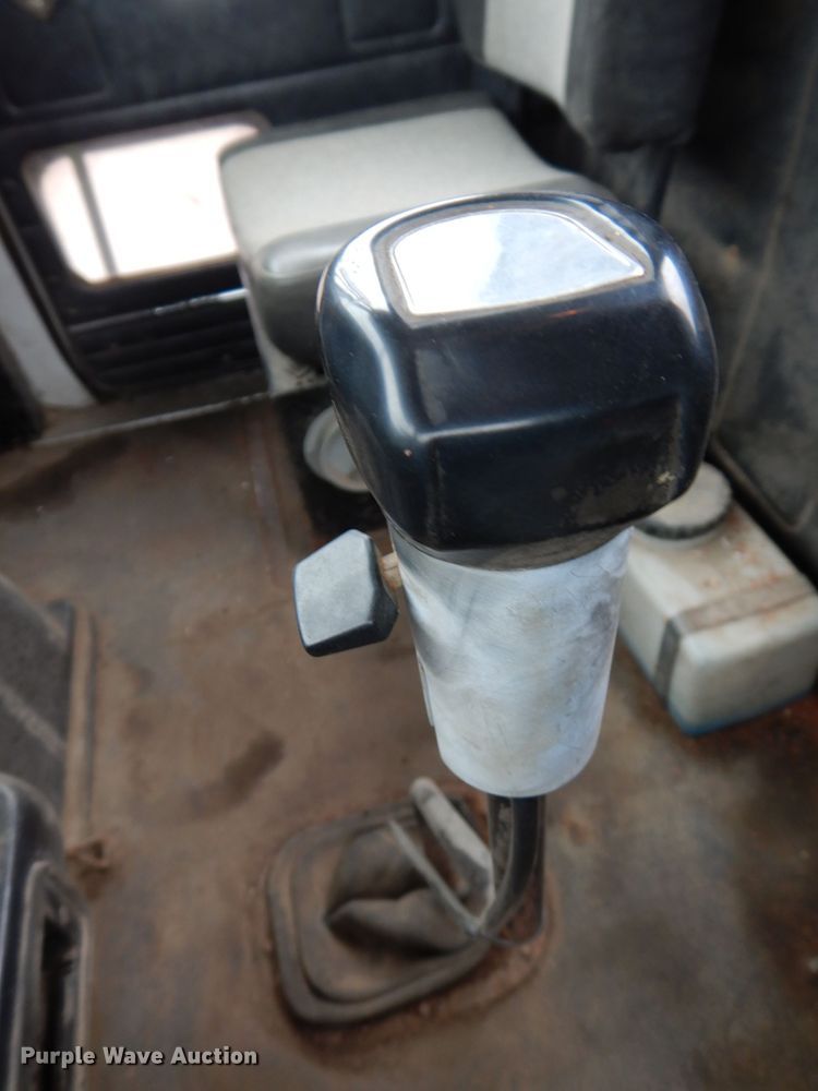 image for item KN9989 1994 White GMC WG  semi truck