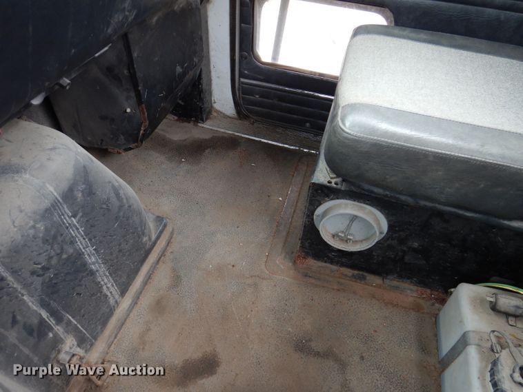 image for item KN9989 1994 White GMC WG  semi truck