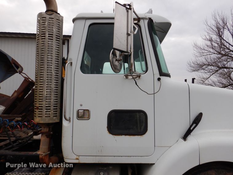 image for item KN9989 1994 White GMC WG  semi truck