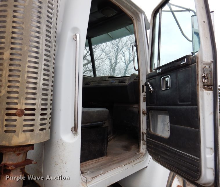 image for item KN9989 1994 White GMC WG  semi truck