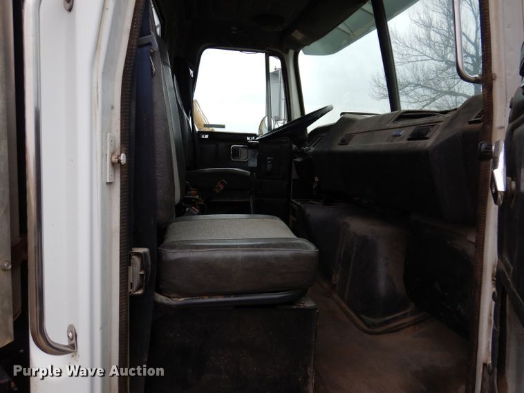 image for item KN9989 1994 White GMC WG  semi truck