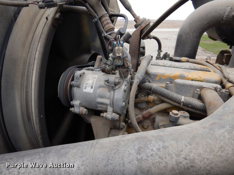 image for item KN9989 1994 White GMC WG  semi truck