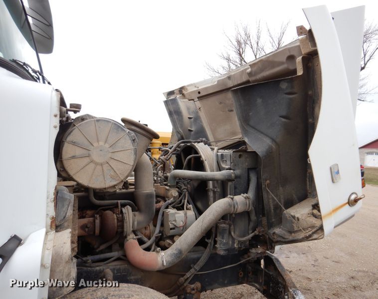 image for item KN9989 1994 White GMC WG  semi truck