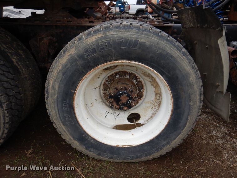 image for item KN9989 1994 White GMC WG  semi truck