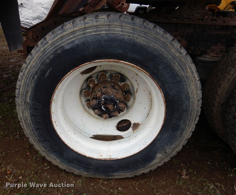 image for item KN9989 1994 White GMC WG  semi truck